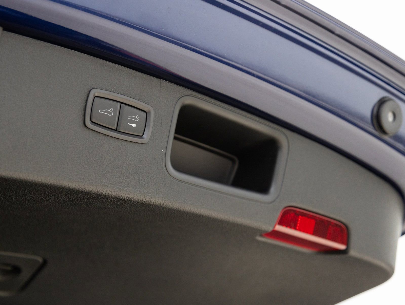 Certified 2025 Porsche Macan AWD/4WD image 30