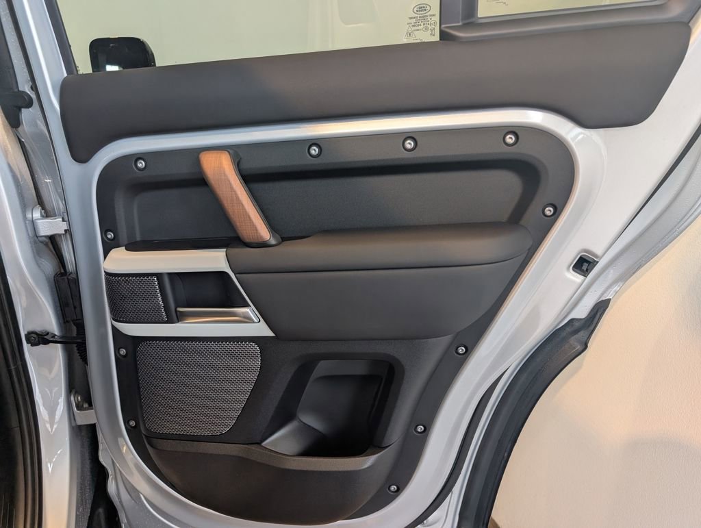 Used 2024 Land Rover Defender 110 SE image 28
