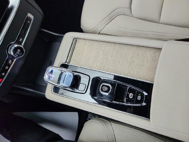 New 2025 Volvo XC90 B6 Core w/ Climate Package AWD/4WD image 22