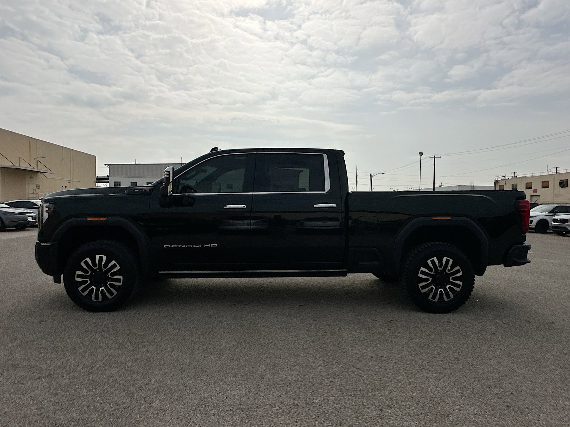 Used 2024 GMC Sierra 3500 Denali Ultimate image 2