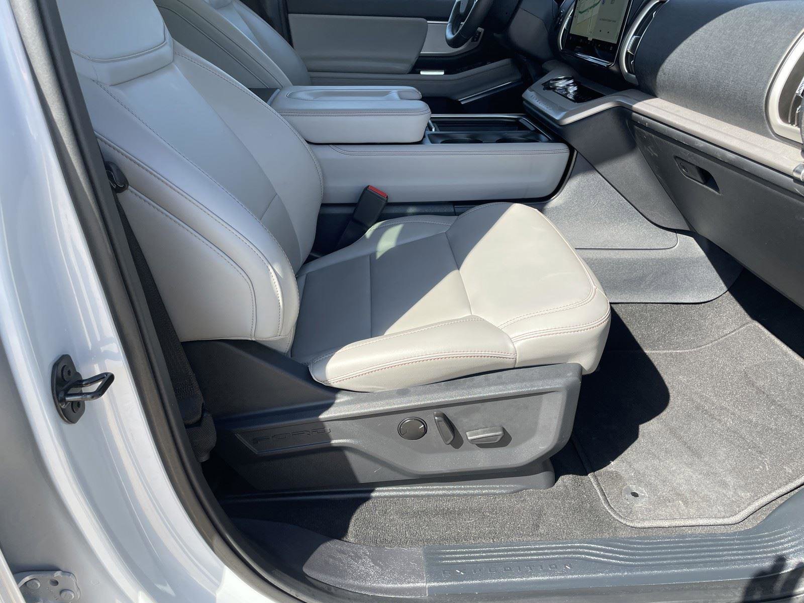 Used 2025 Ford Expedition Active image 37