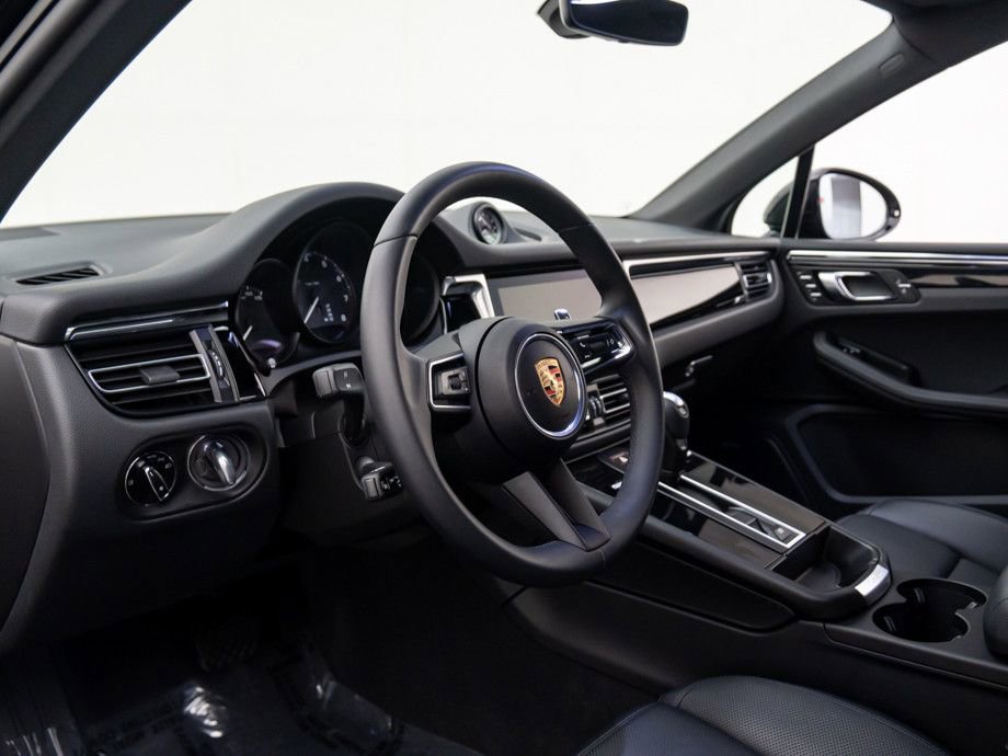 Certified 2025 Porsche Macan image 4