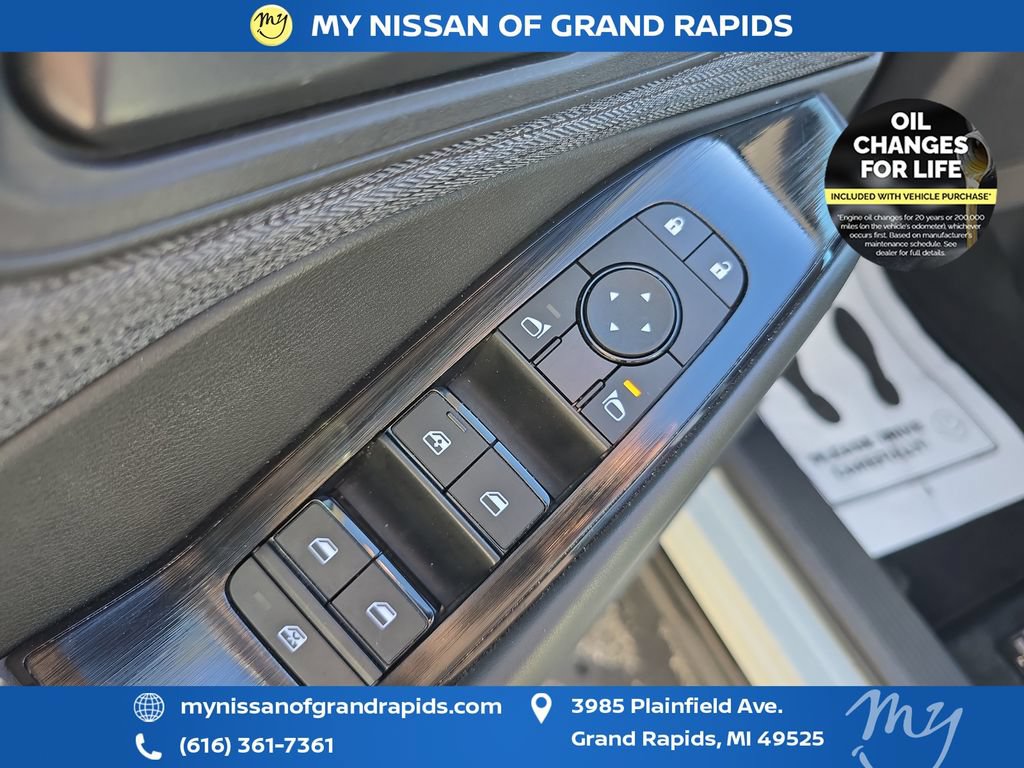Used 2023 Nissan Rogue S AWD/4WD image 12