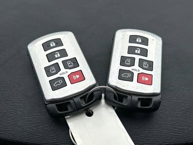 Used 2011 Toyota Sienna XLE image 32