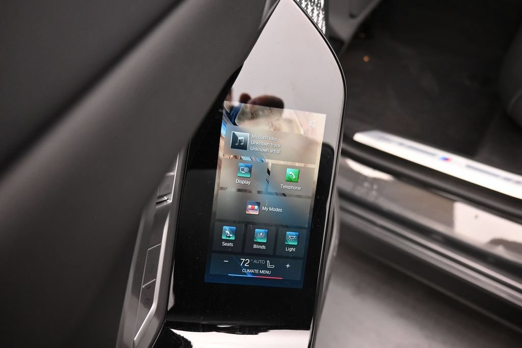 Used 2023 BMW i7 xDrive60 AWD/4WD image 21