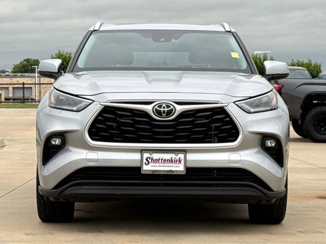 Used 2024 Toyota Highlander XLE AWD/4WD image 2