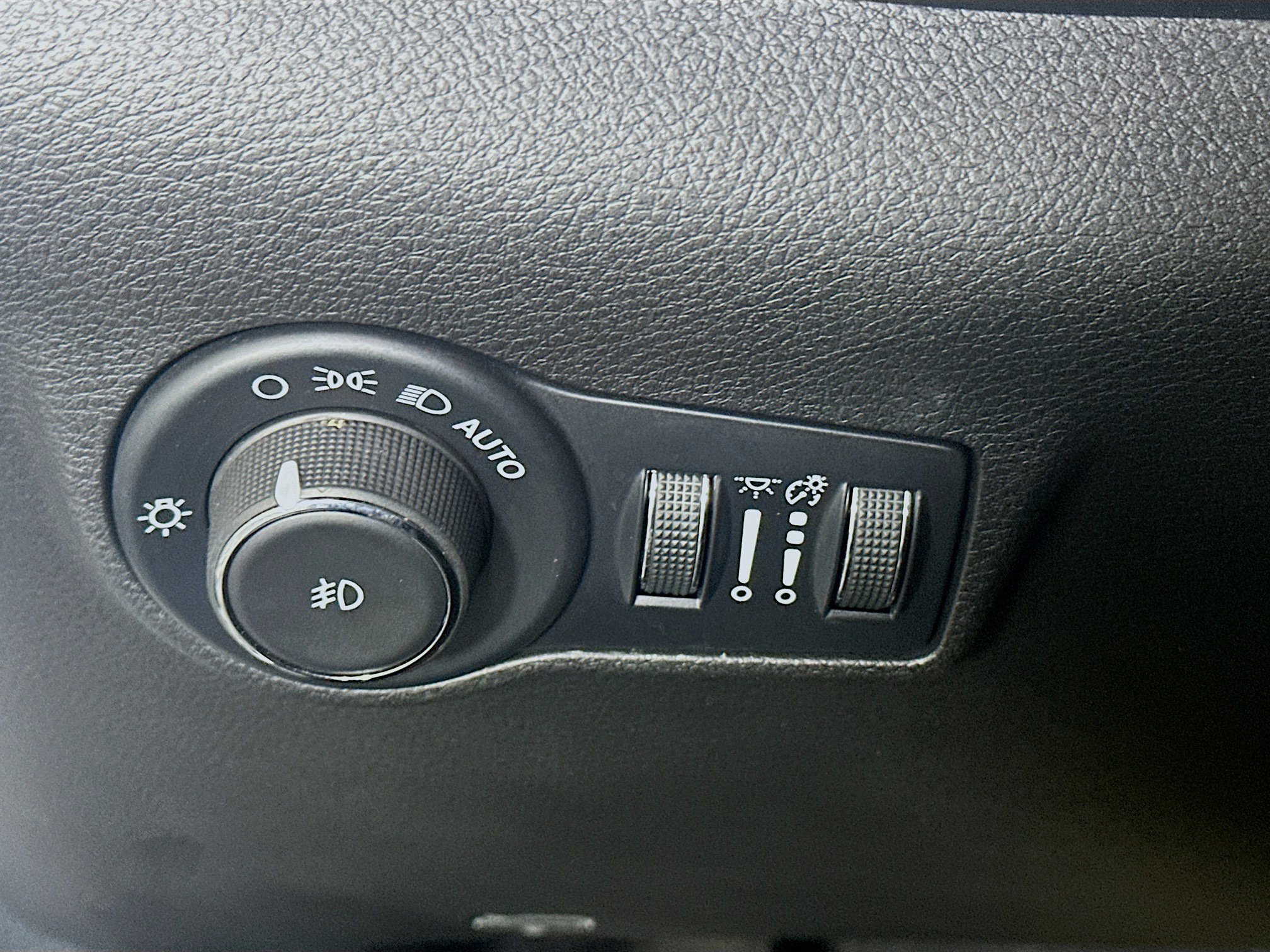 Used 2025 Jeep Compass Limited image 17