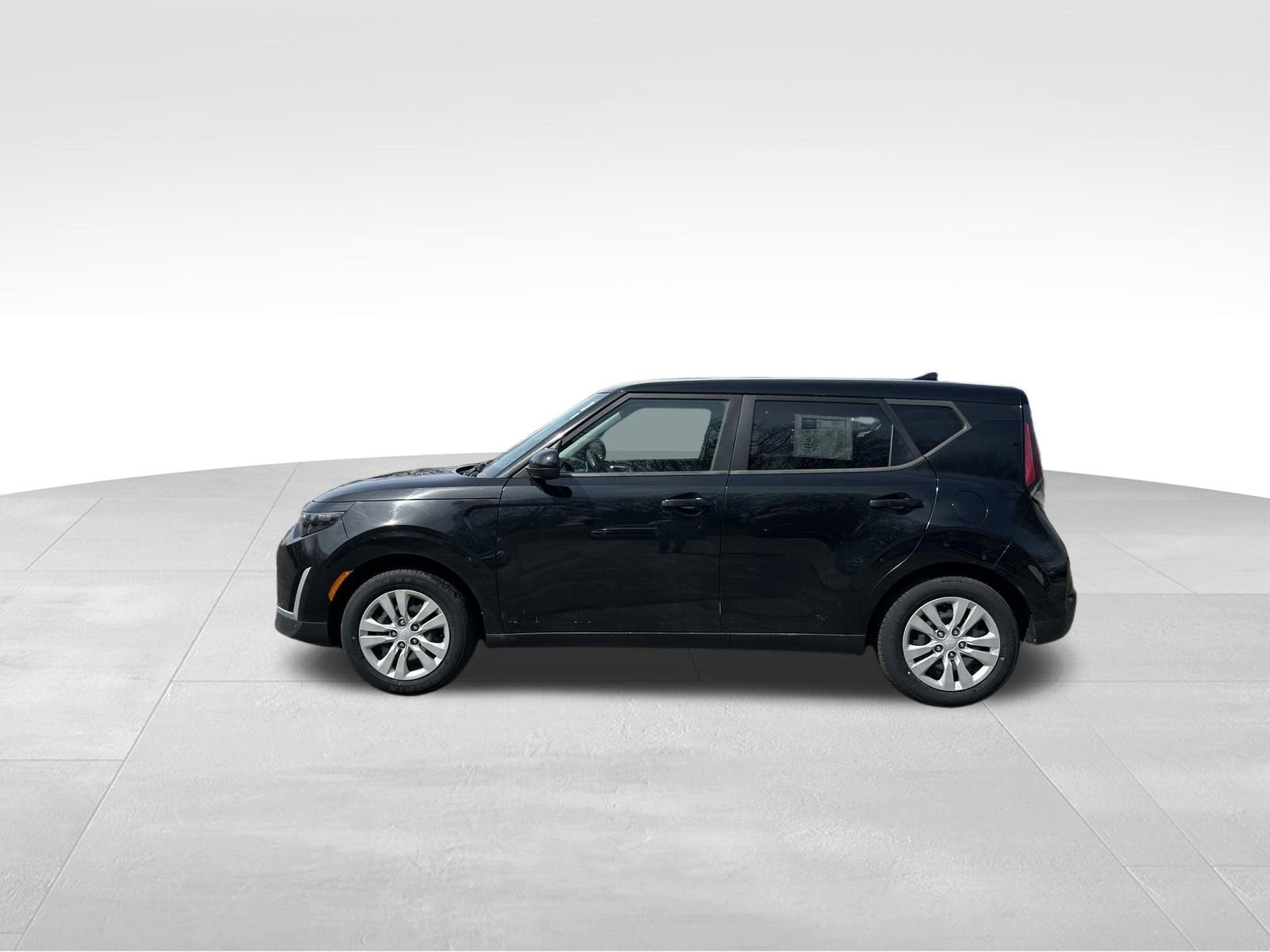 Used 2023 Kia Soul LX FWD image 2