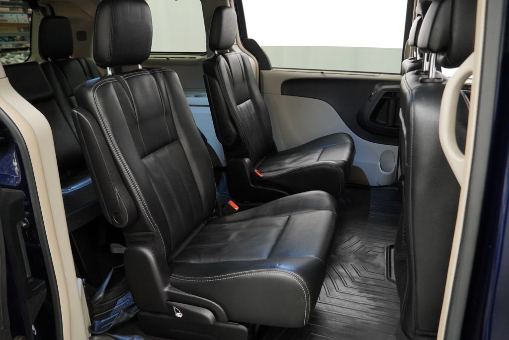 Used 2016 Chrysler Town & Country Touring w/ Driver Convenience Group FWD image 39