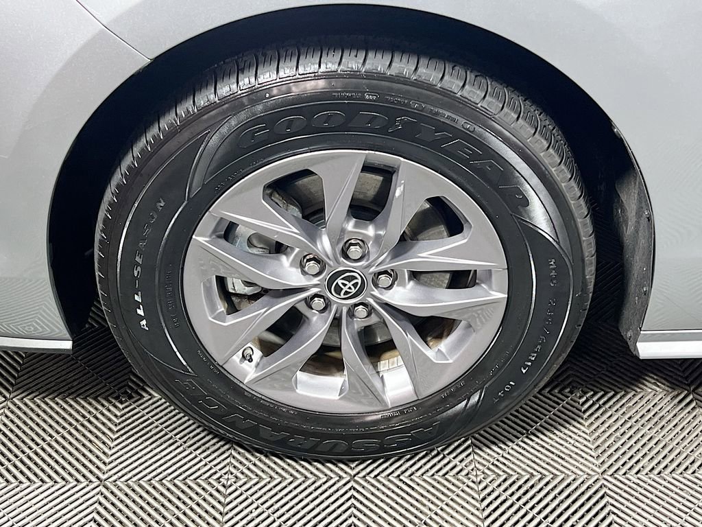 Certified 2025 Toyota Sienna XLE FWD image 33