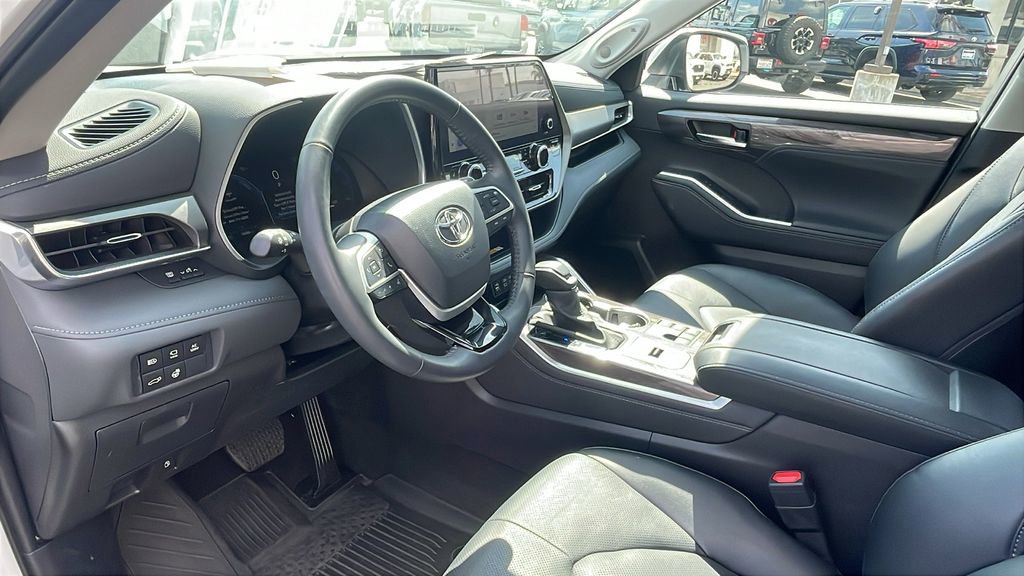 Used 2024 Toyota Highlander Limited image 10