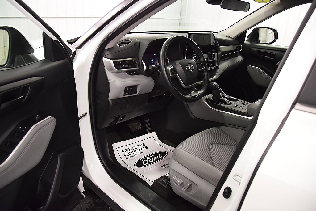 Used 2023 Toyota Highlander LE AWD/4WD image 16