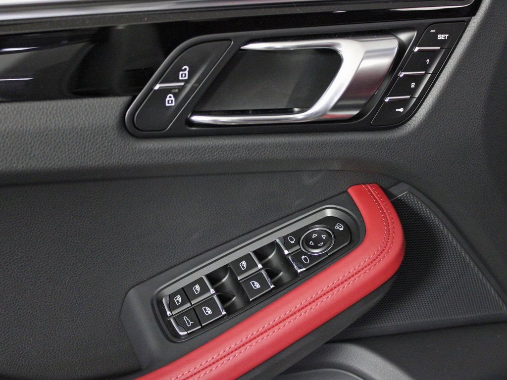 Certified 2026 Porsche Macan AWD/4WD image 16