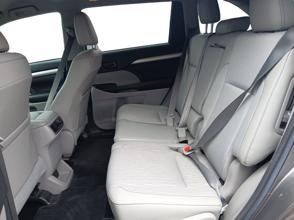 Used 2017 Toyota Highlander Plus FWD image 13
