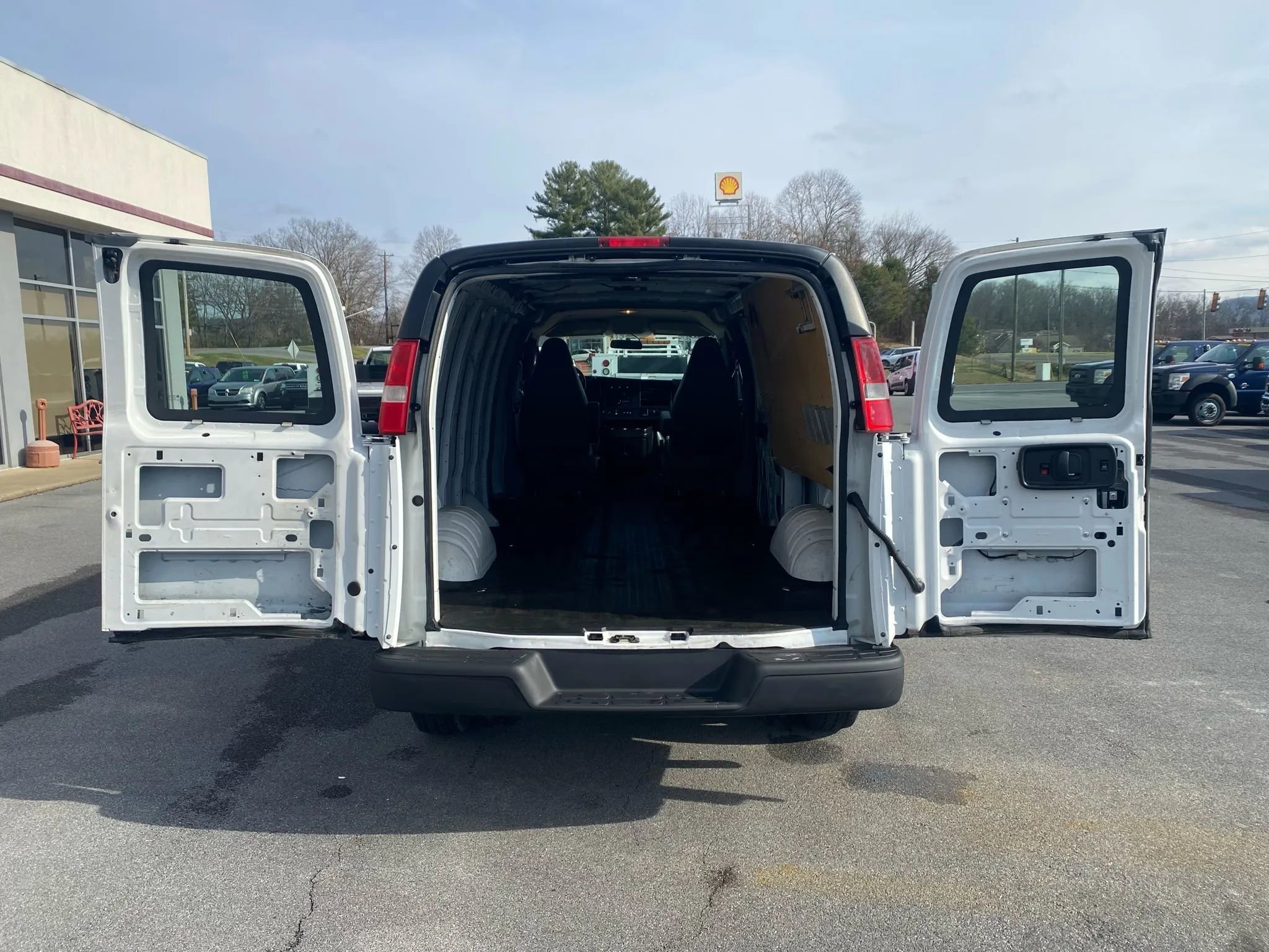 Used 2017 Chevrolet Express 3500 Extended image 24