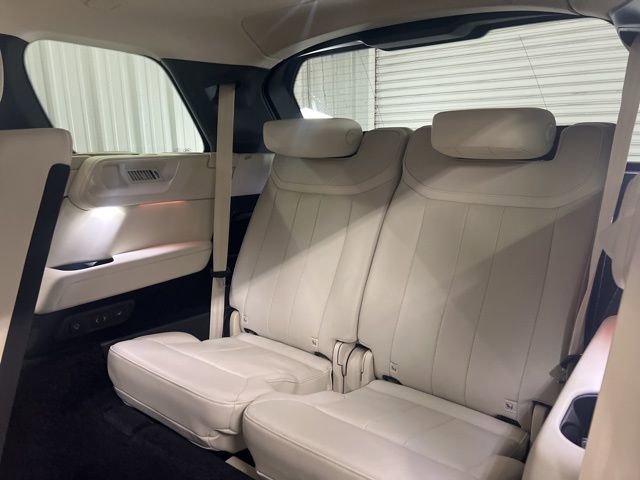 Used 2025 Land Rover Range Rover Long Wheelbase SE image 16