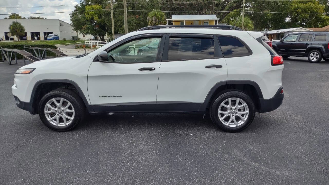 Used 2017 Jeep Cherokee Sport image 6