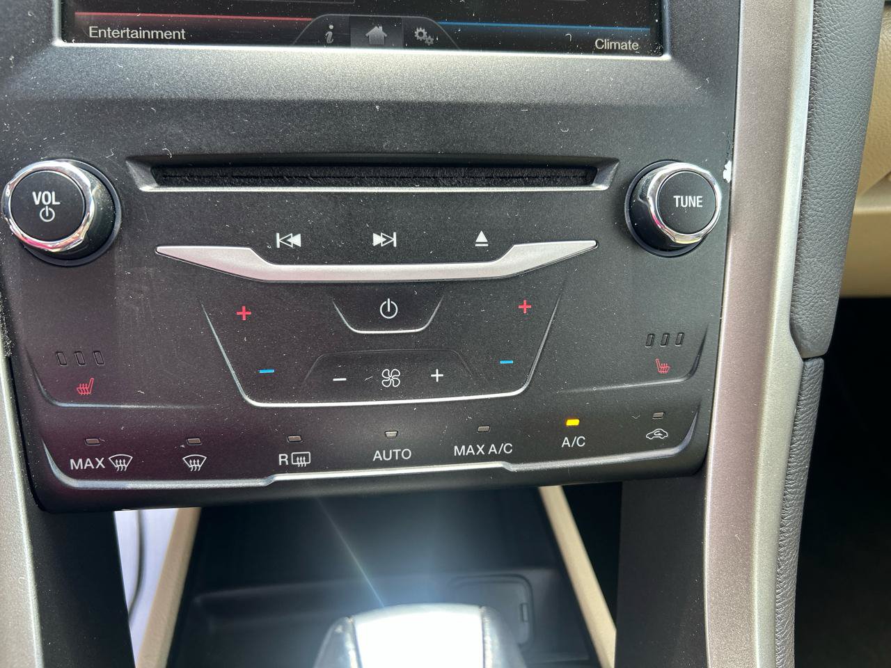 Used 2014 Ford Fusion SE w/ Equipment Group 202A FWD image 17