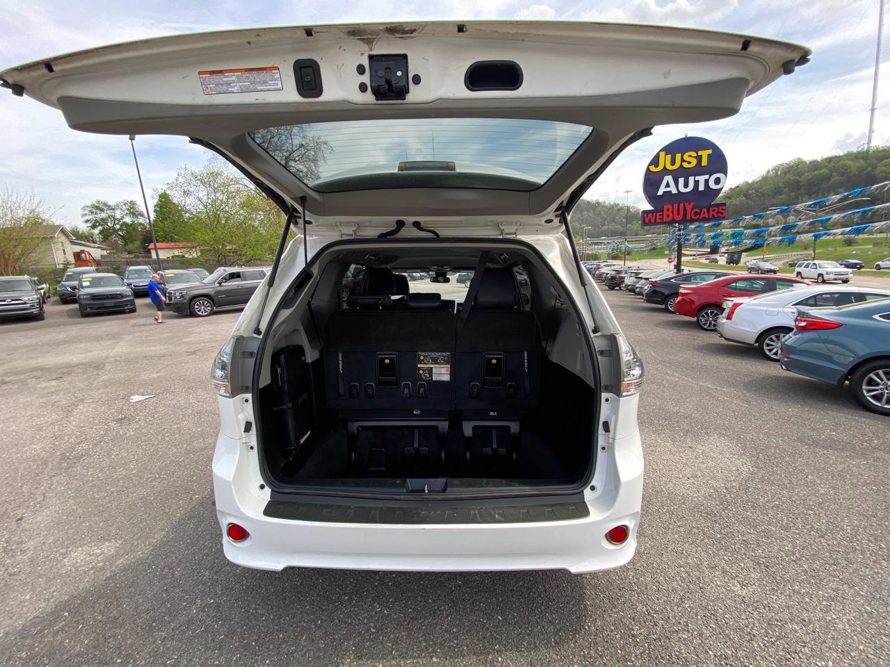 Used 2019 Toyota Sienna SE FWD image 17