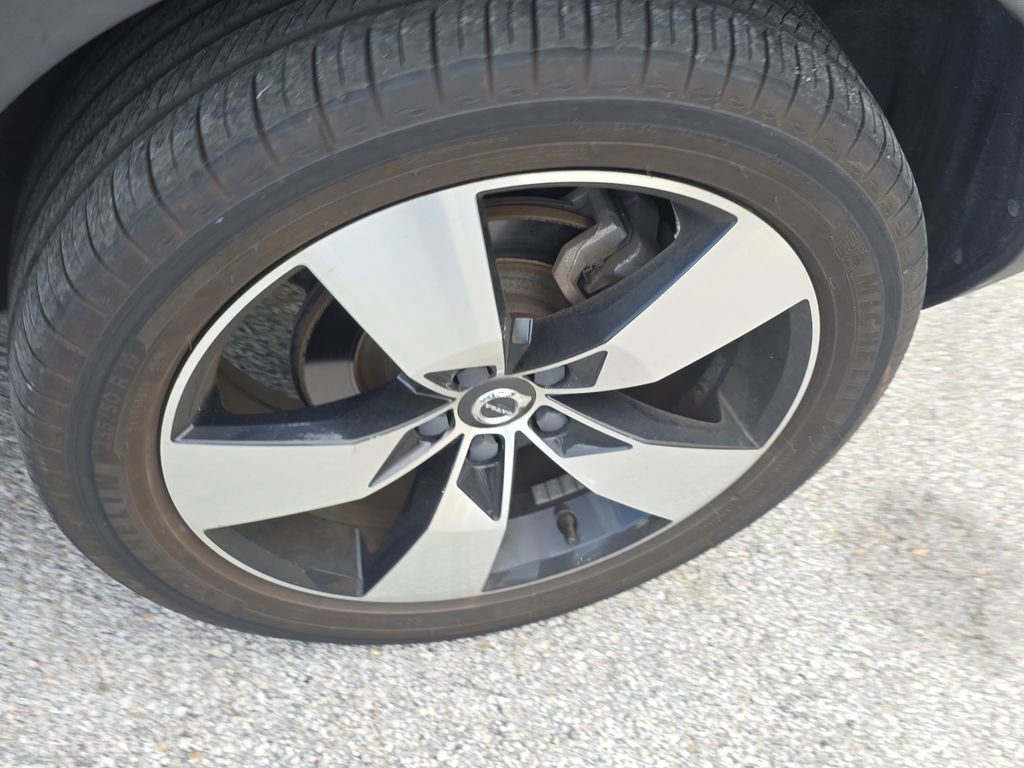 Used 2019 Volvo XC40 T5 Momentum image 9