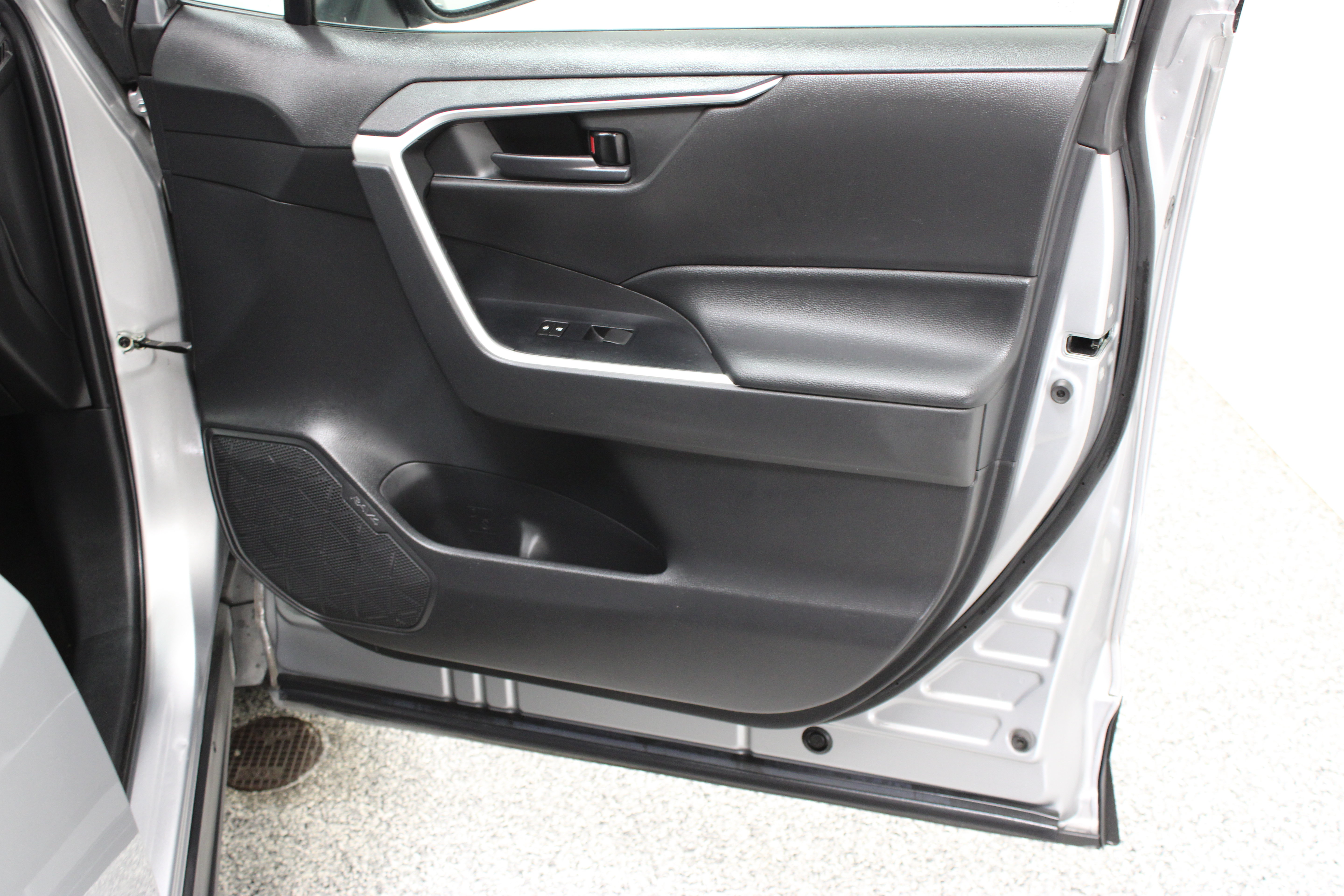Used 2021 Toyota RAV4 LE FWD image 30