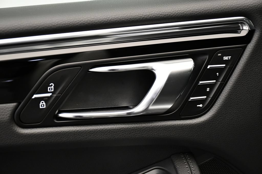 Certified 2026 Porsche Macan AWD/4WD image 36