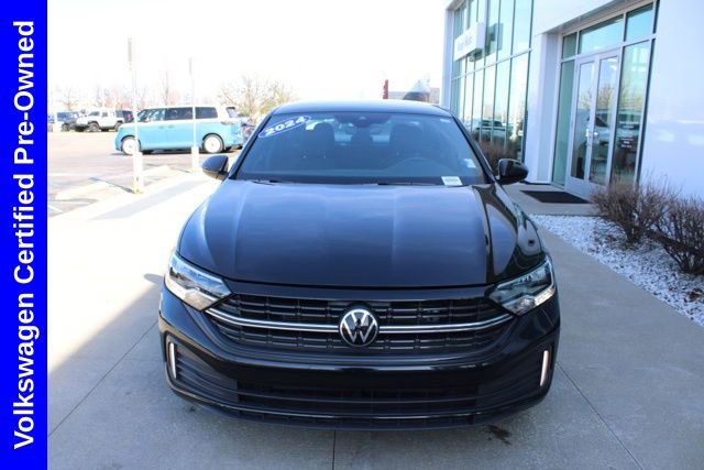 Used 2024 Volkswagen Jetta Sport image 2