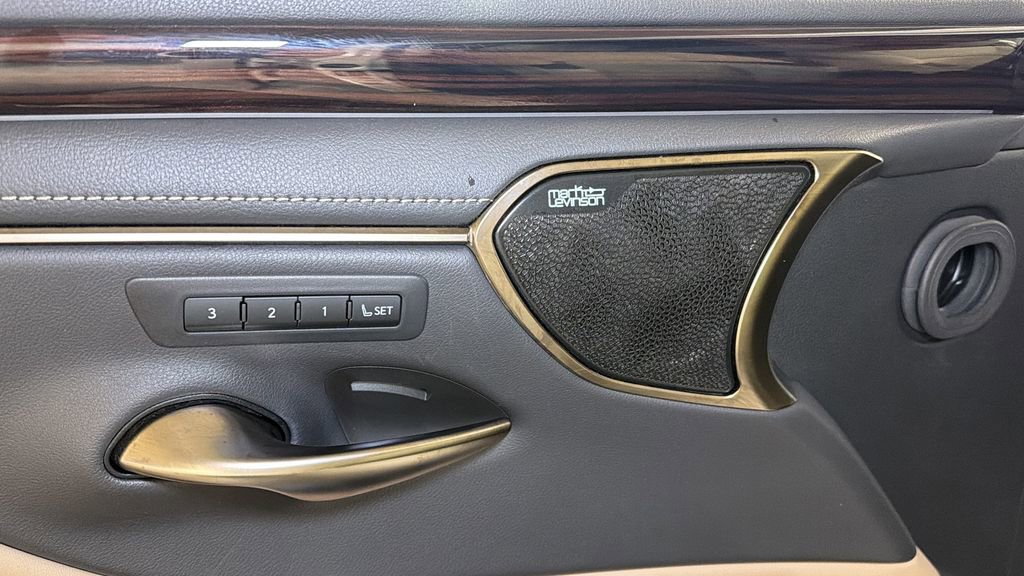 Used 2019 Lexus ES 350 Ultra Luxury w/ Accessory Package 2 image 17