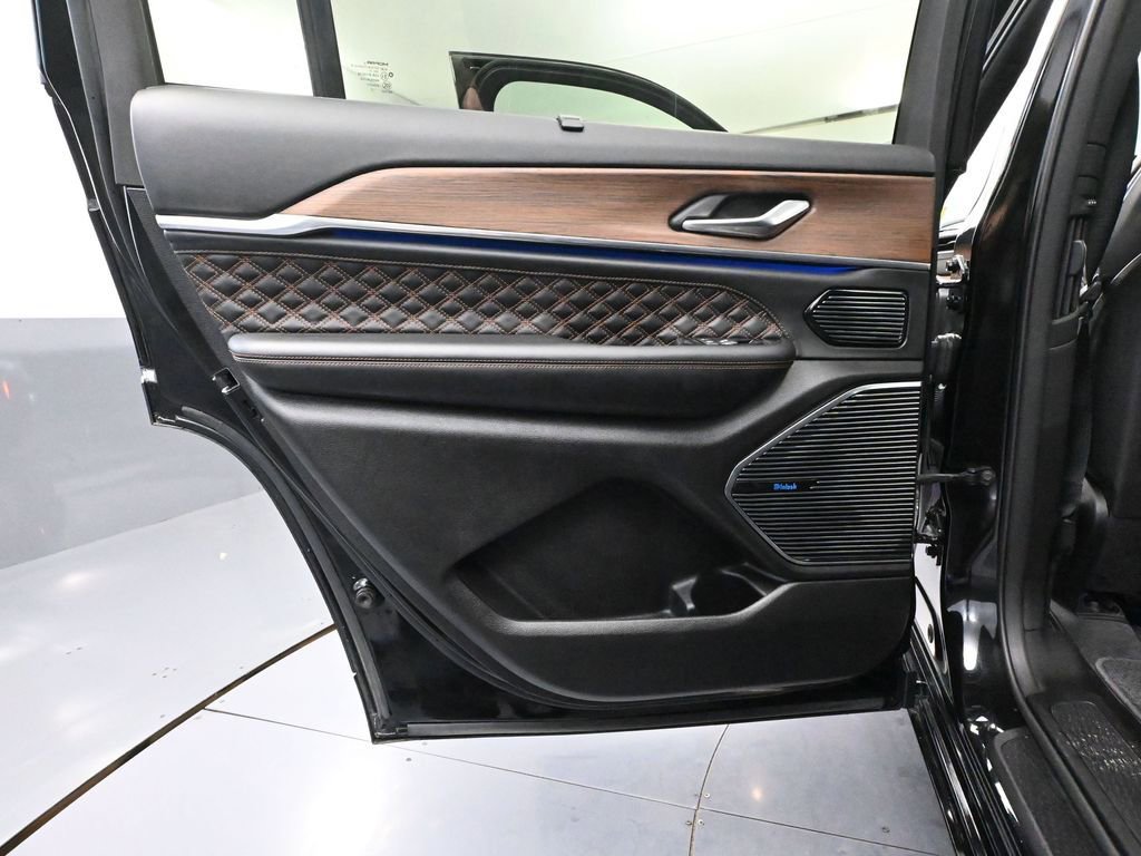 Used 2021 Jeep Grand Cherokee L Summit w/ Luxury Tech Group V AWD/4WD image 39