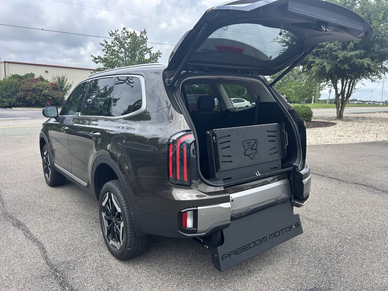 Used 2025 Kia Telluride EX w/ EX Captain's Chair Package FWD image 18