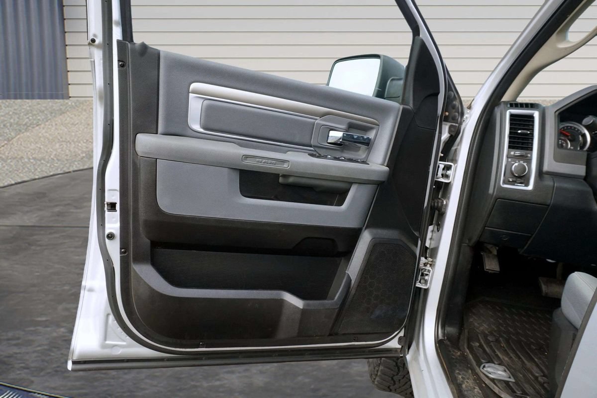 Used 2015 RAM 1500 Classic SLT w/ Luxury Group AWD/4WD image 13