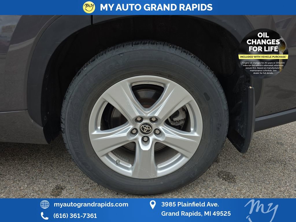 Used 2023 Toyota Highlander LE AWD/4WD image 31