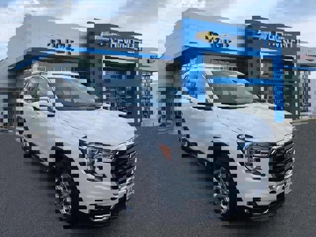 Used 2024 GMC Terrain SLE image 1