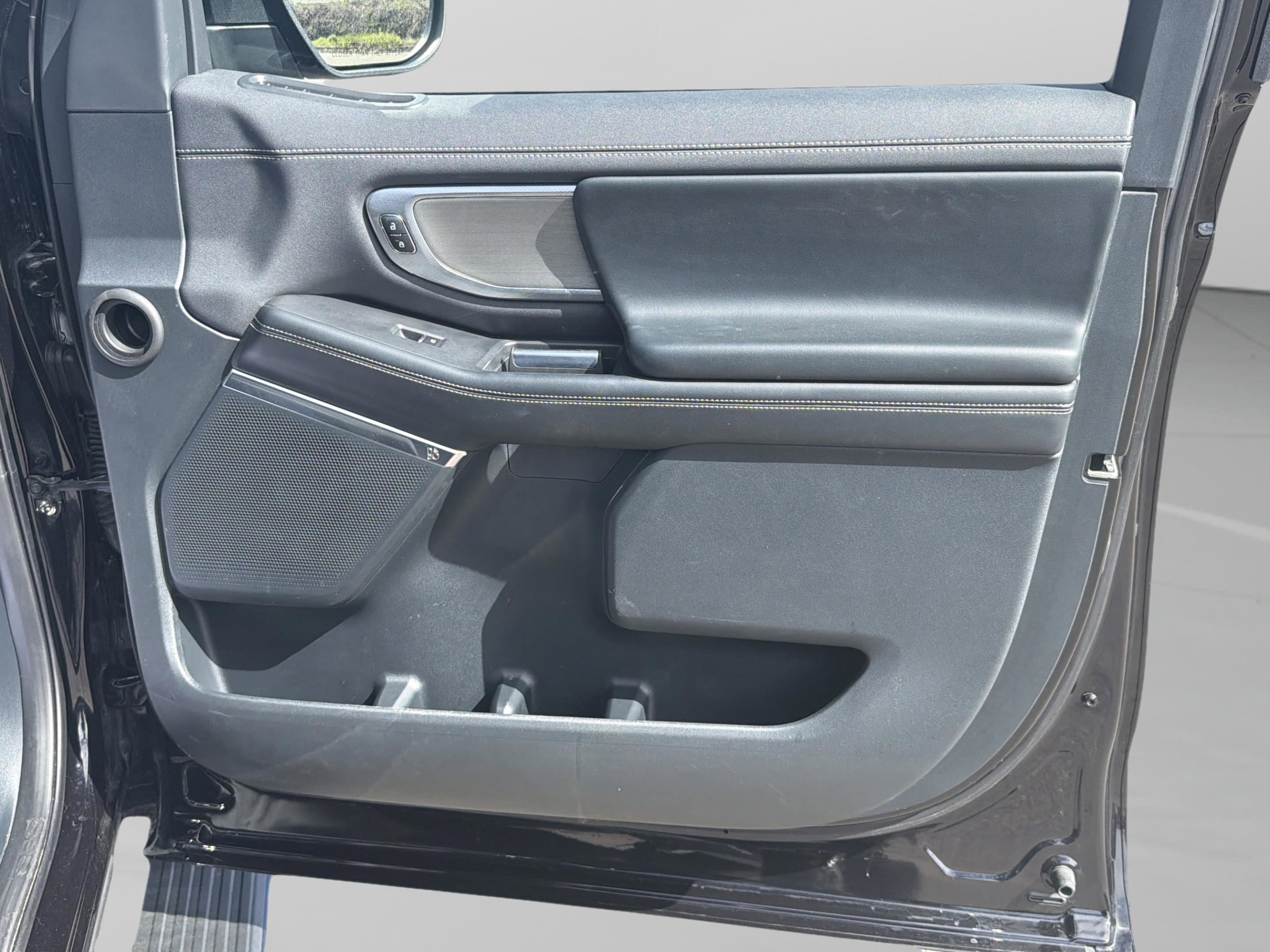 Used 2025 Ford Expedition Platinum image 16