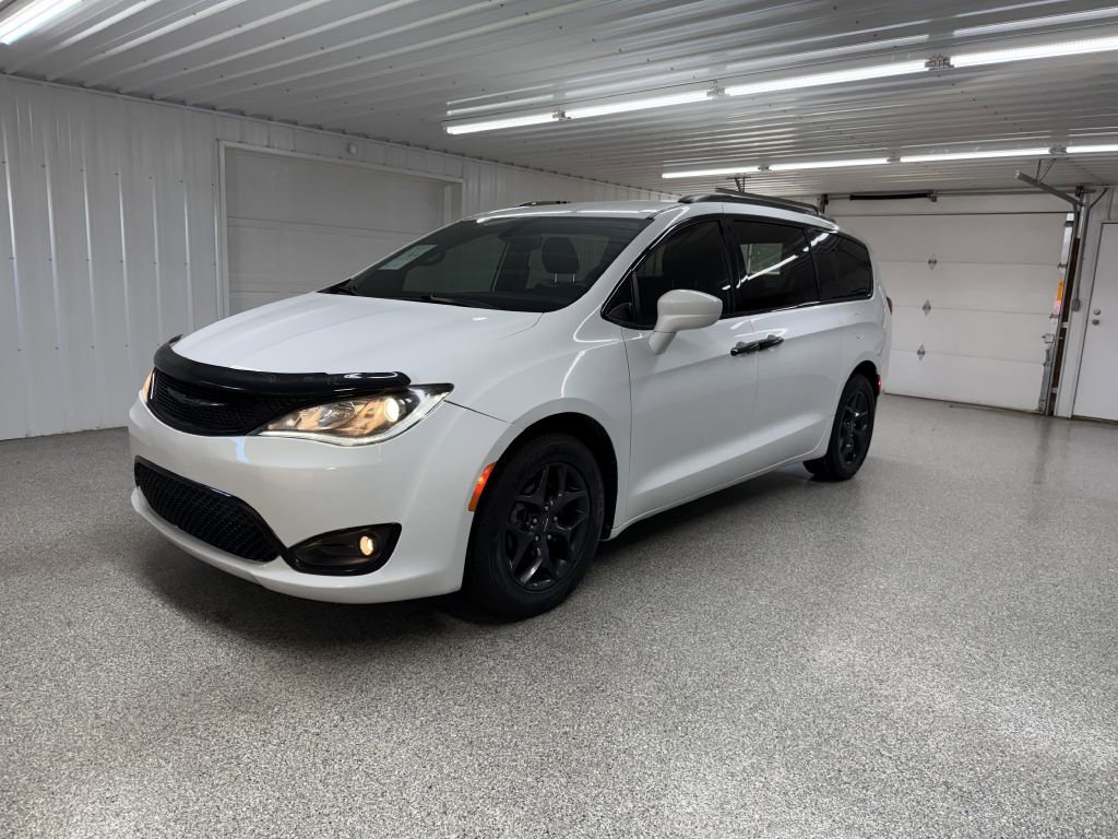 Used 2019 Chrysler Pacifica Touring-L Plus w/ S Appearance Package image 3