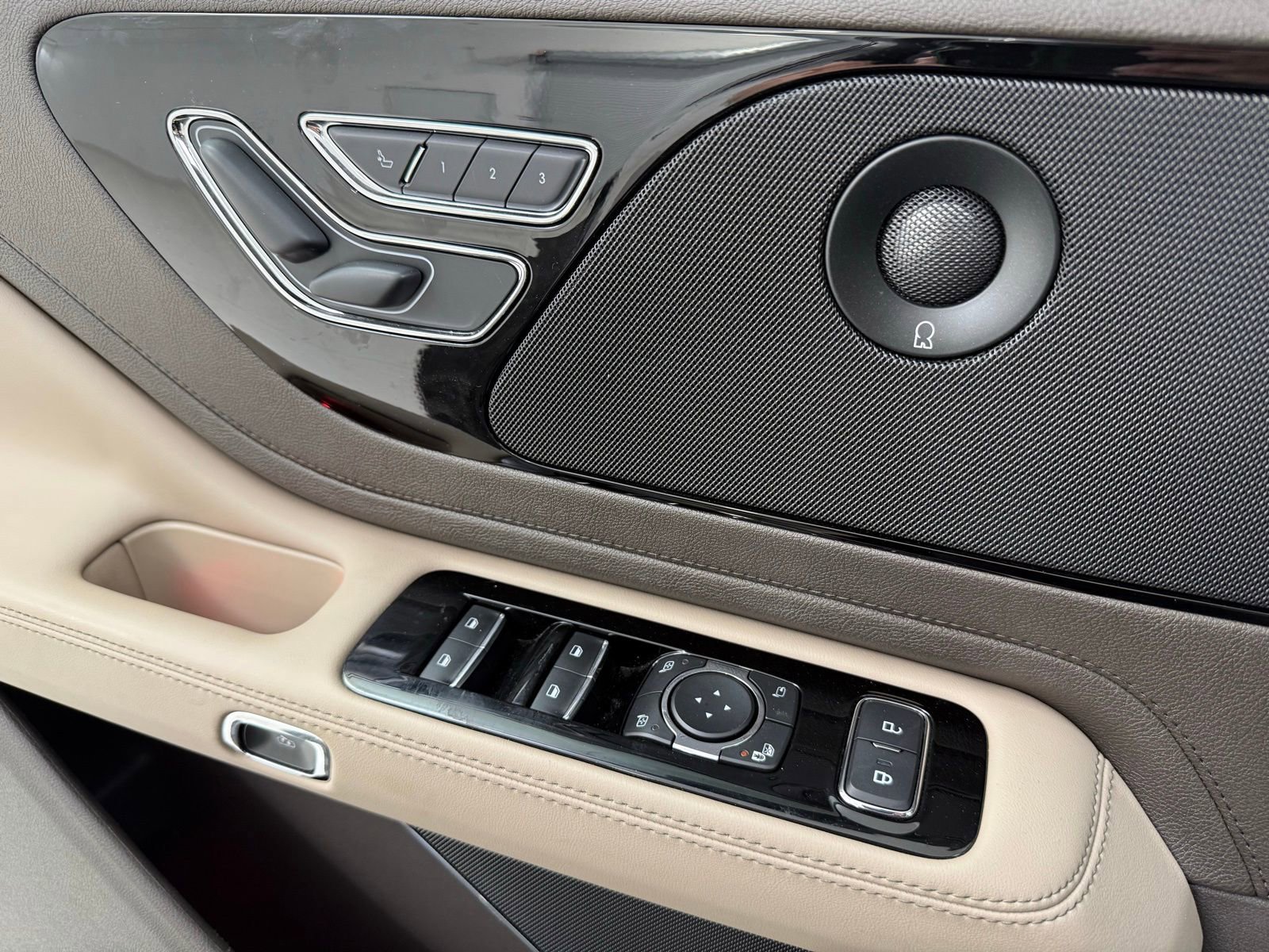 Used 2023 Lincoln Aviator Reserve w/ Equipment Group 201A image 13