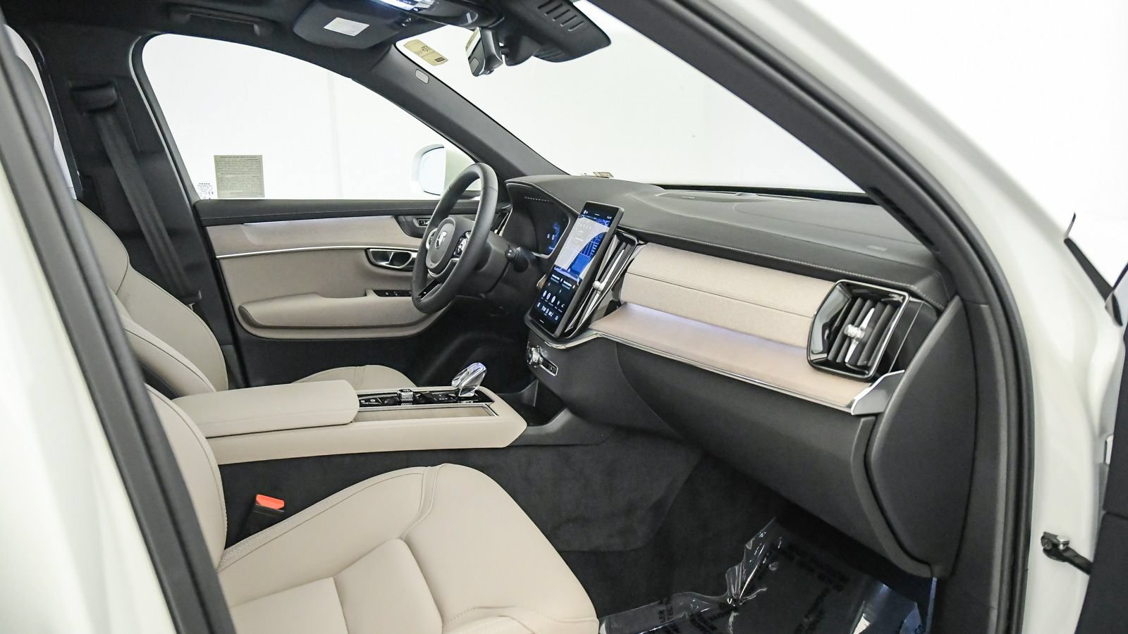 Used 2026 Volvo XC90 B6 Plus w/ Protection Package Premier AWD/4WD image 16