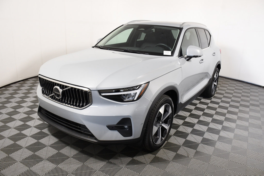 Used 2025 Volvo XC40 B5 Plus AWD/4WD image 1