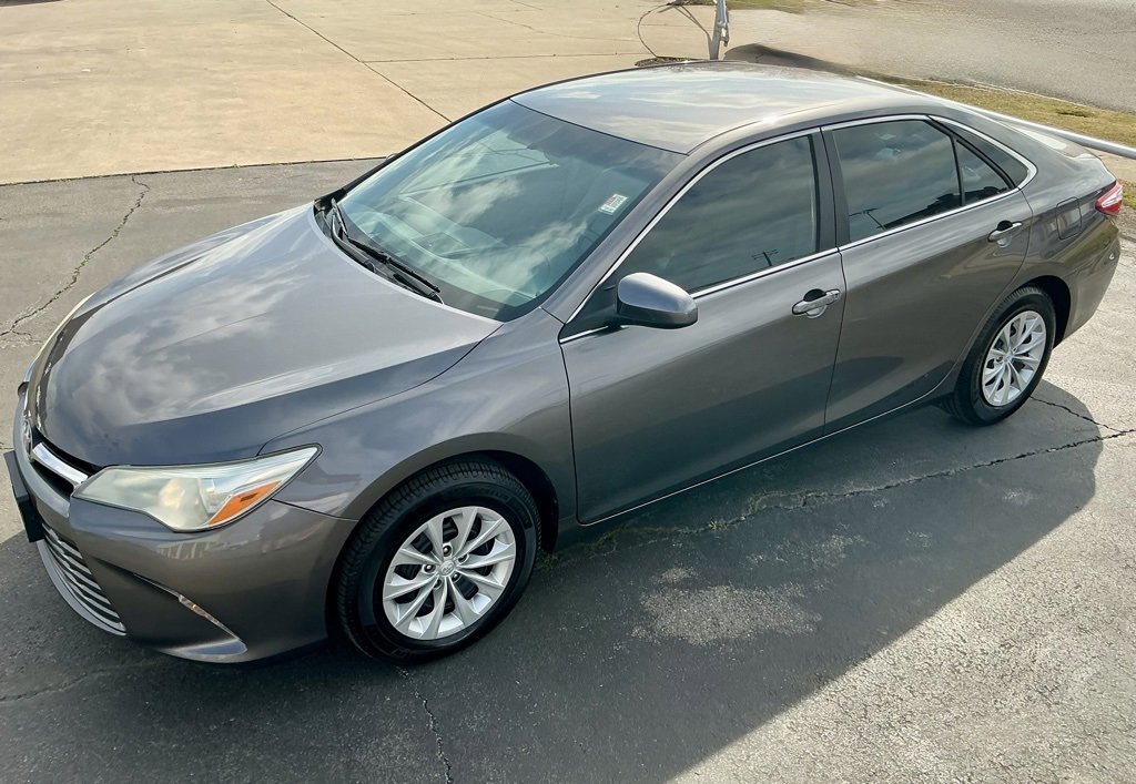Used 2016 Toyota Camry LE image 5