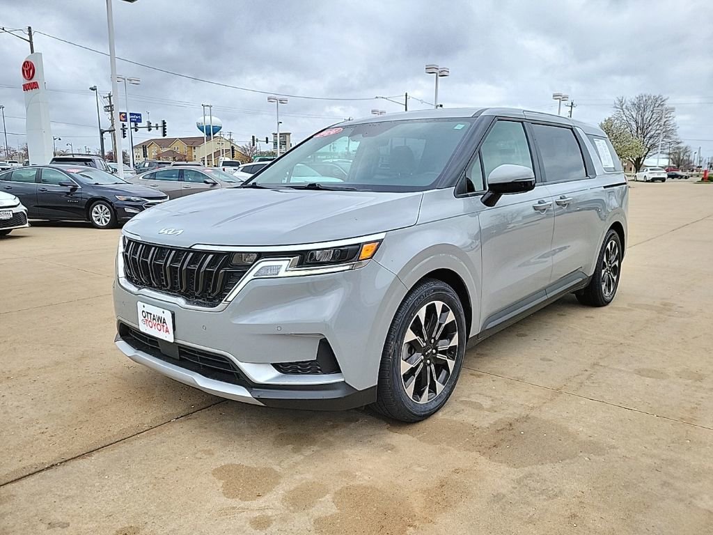 Used 2024 Kia Carnival EX image 2