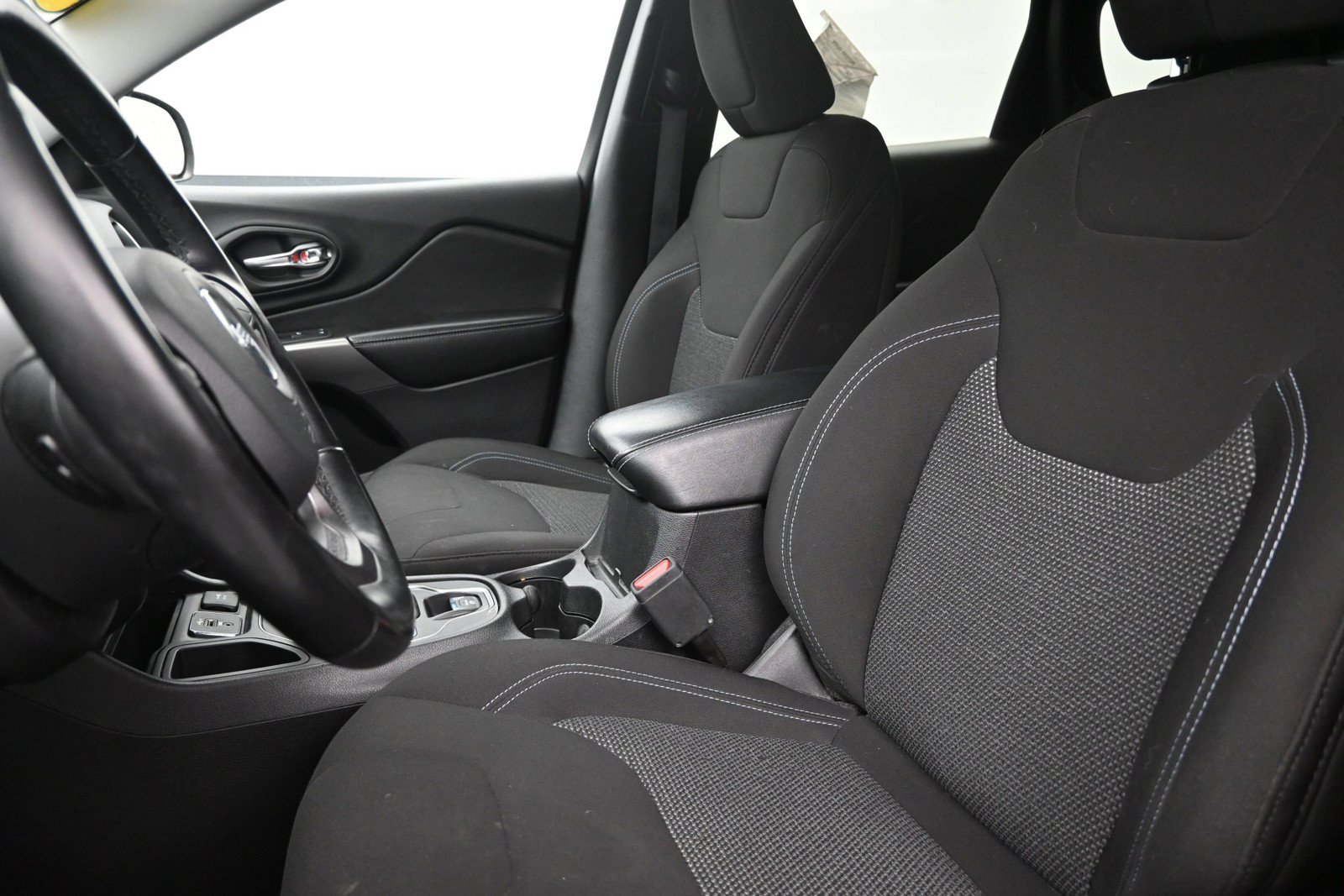 Used 2020 Jeep Cherokee Latitude w/ Cold Weather Group FWD image 11