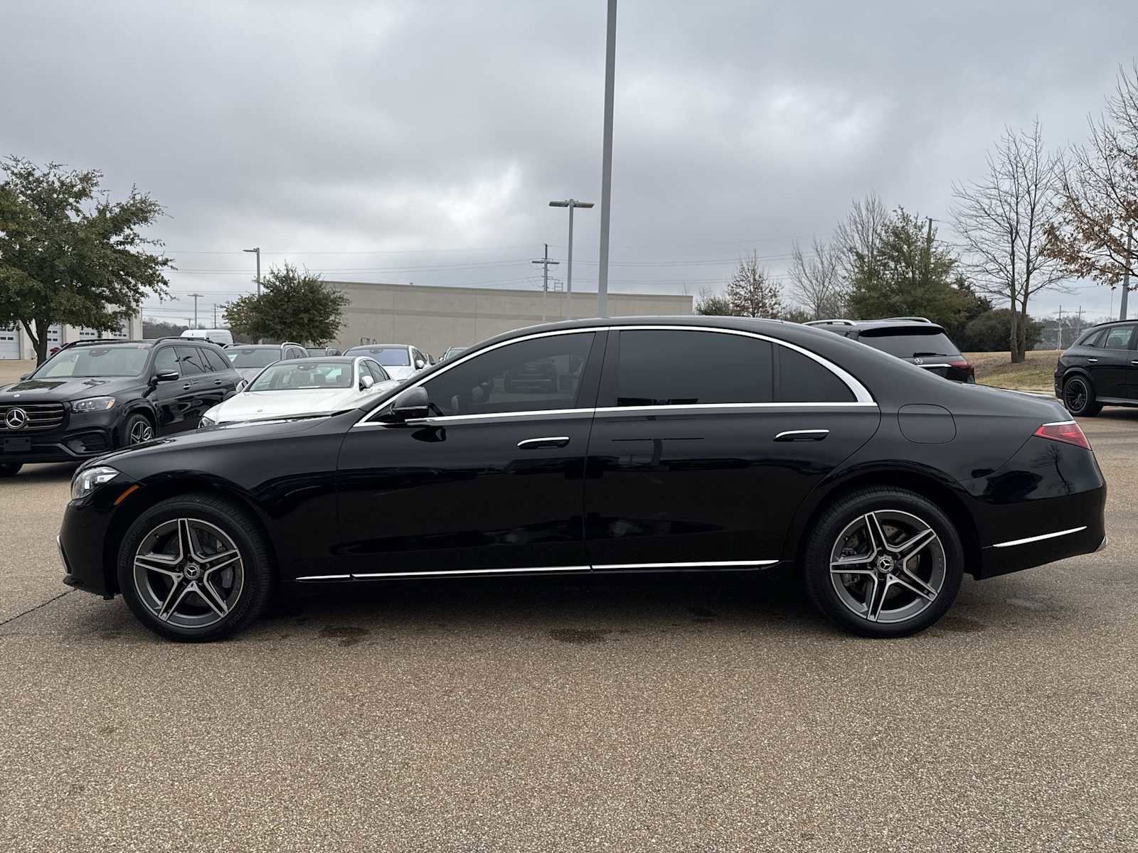 Used 2024 Mercedes-Benz S 580e 4MATIC Sedan image 3