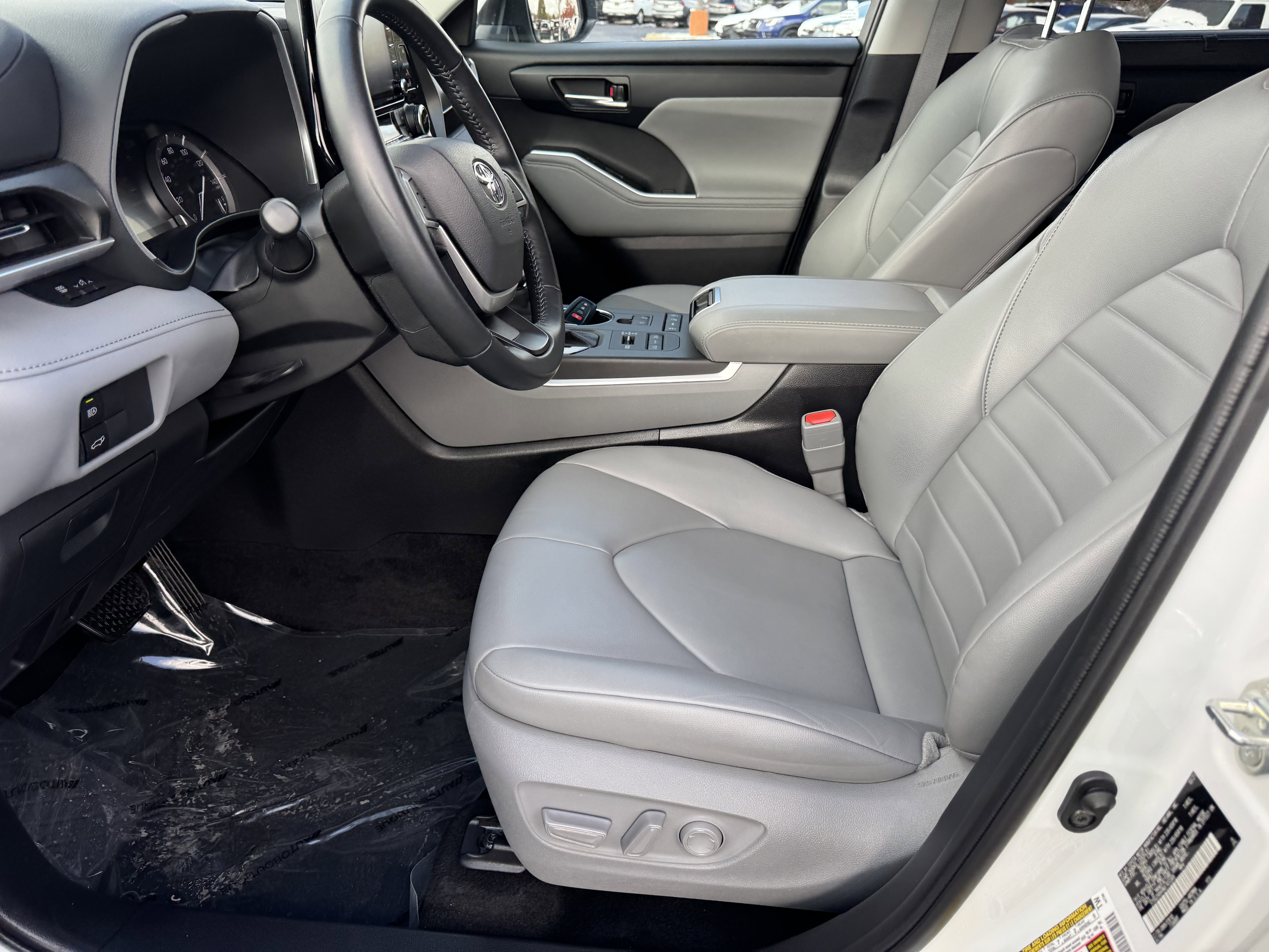 Used 2022 Toyota Highlander XLE image 10