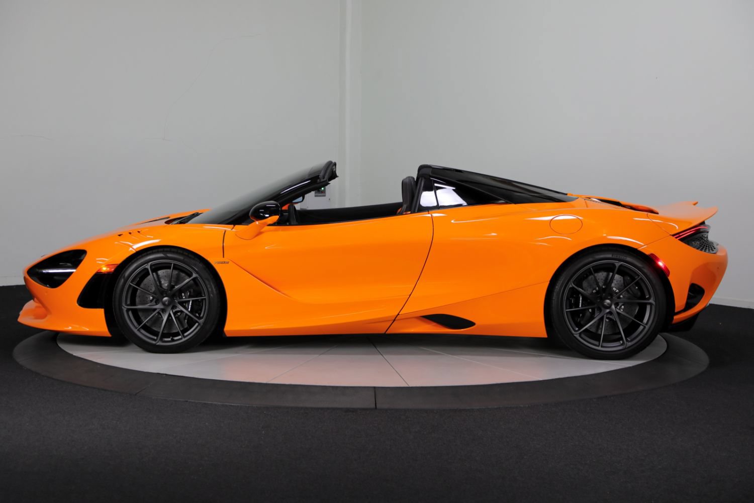 Used 2026 McLaren 750S Spider RWD image 8