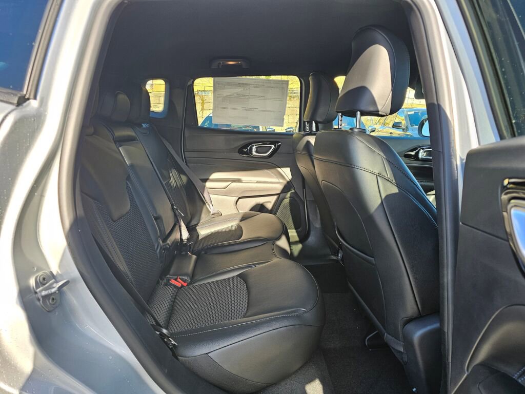 New 2026 Jeep Compass Latitude image 13