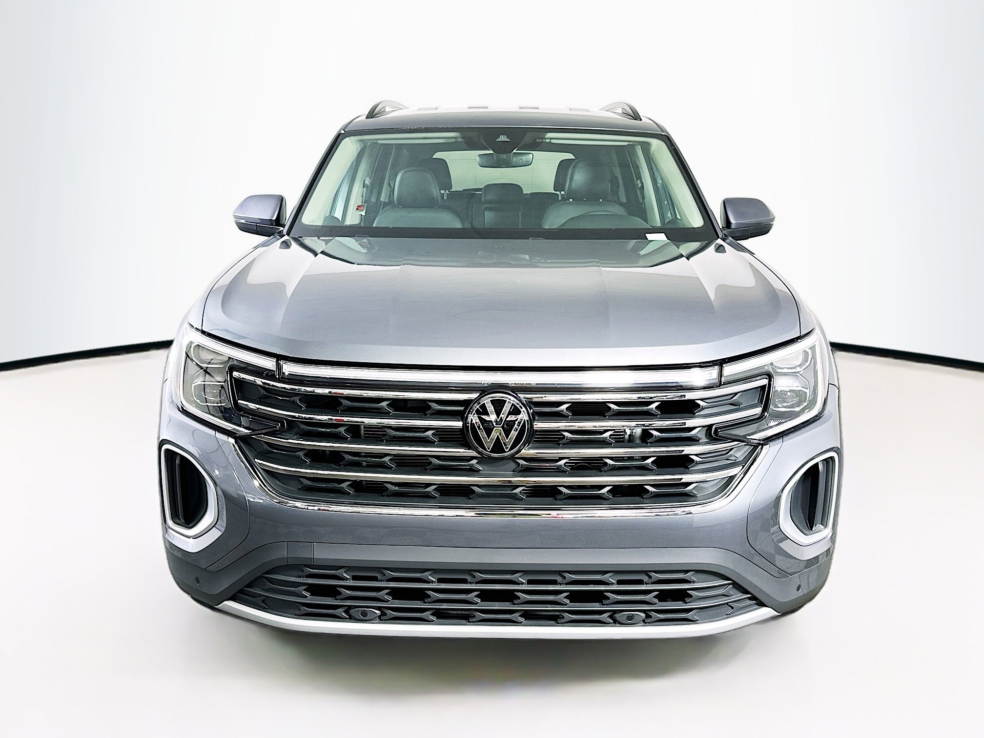Used 2024 Volkswagen Atlas SE w/ Black Wheel Package FWD image 2