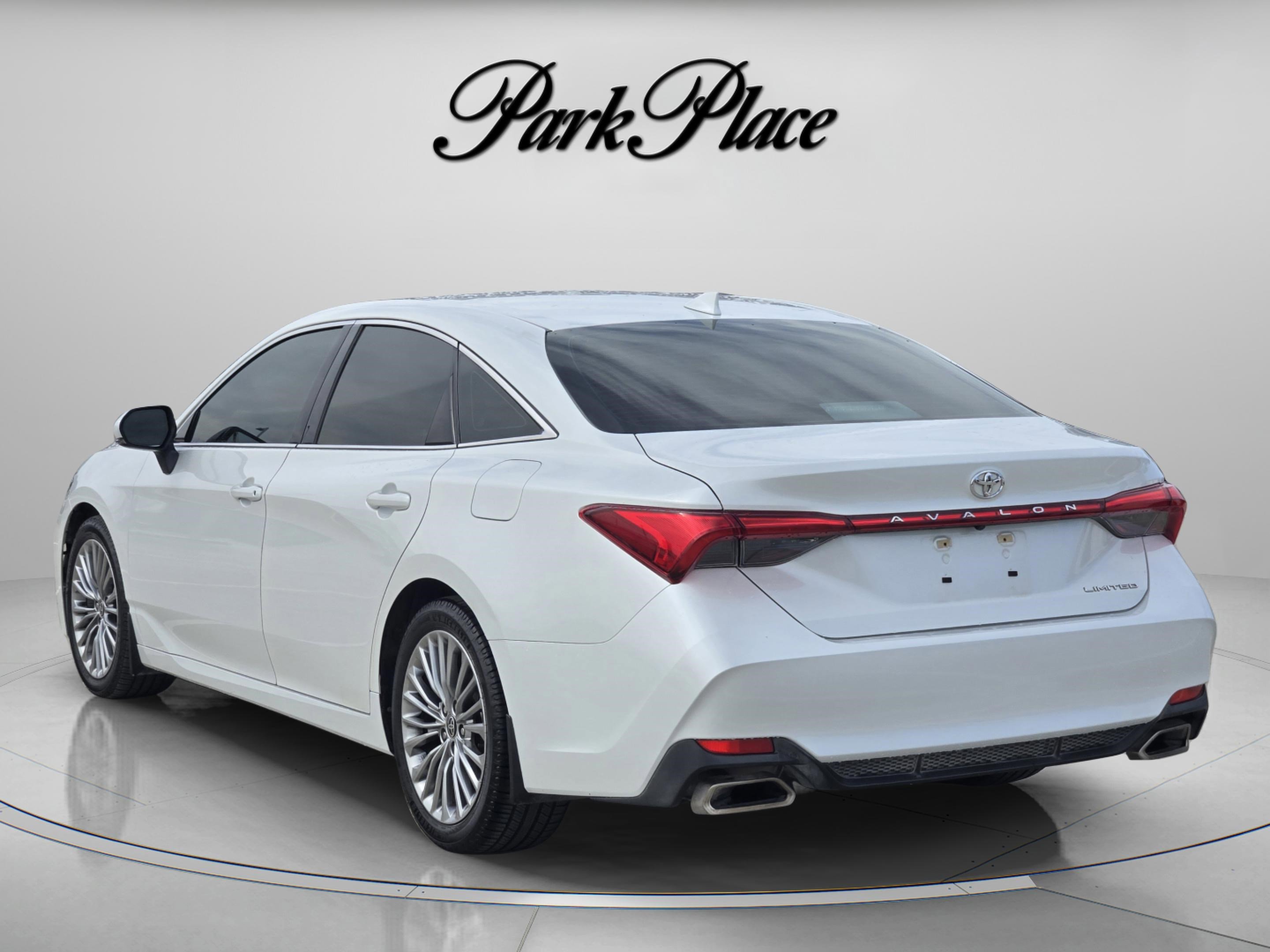 Used 2022 Toyota Avalon Limited image 3
