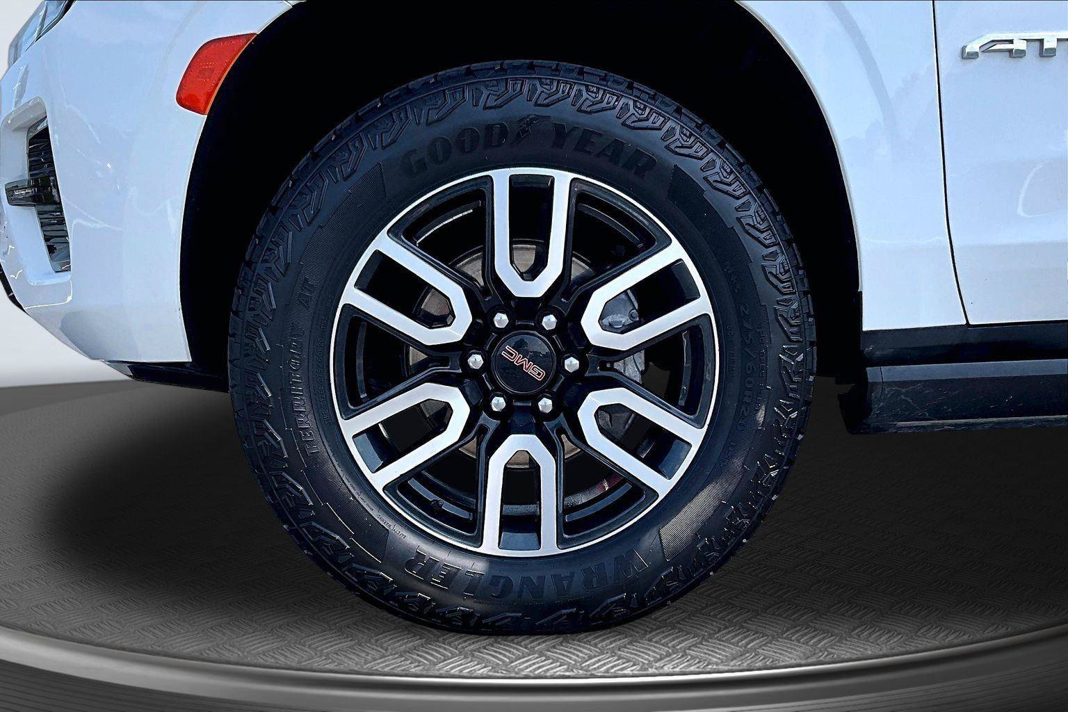 Used 2023 GMC Yukon XL AT4 w/ Technology Package AWD/4WD image 10