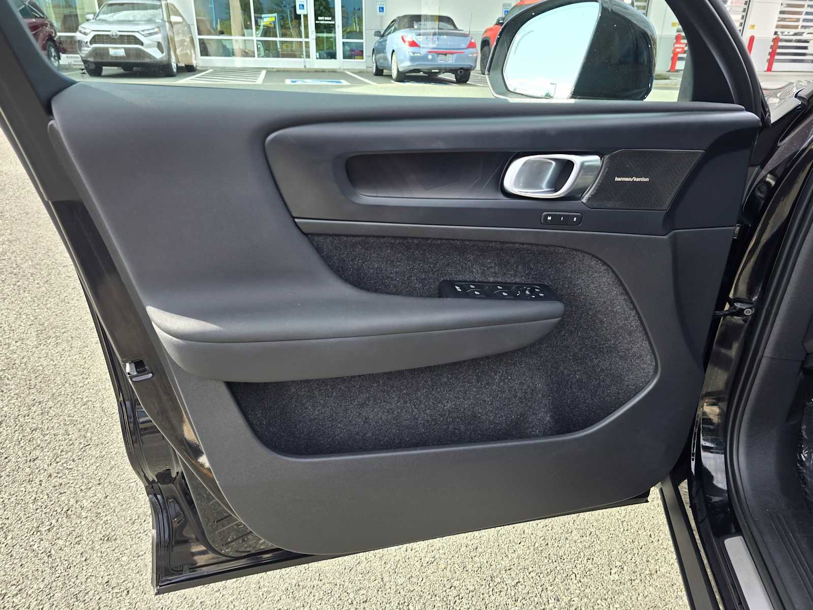 Used 2023 Volvo C40 P8 Recharge Ultimate image 21