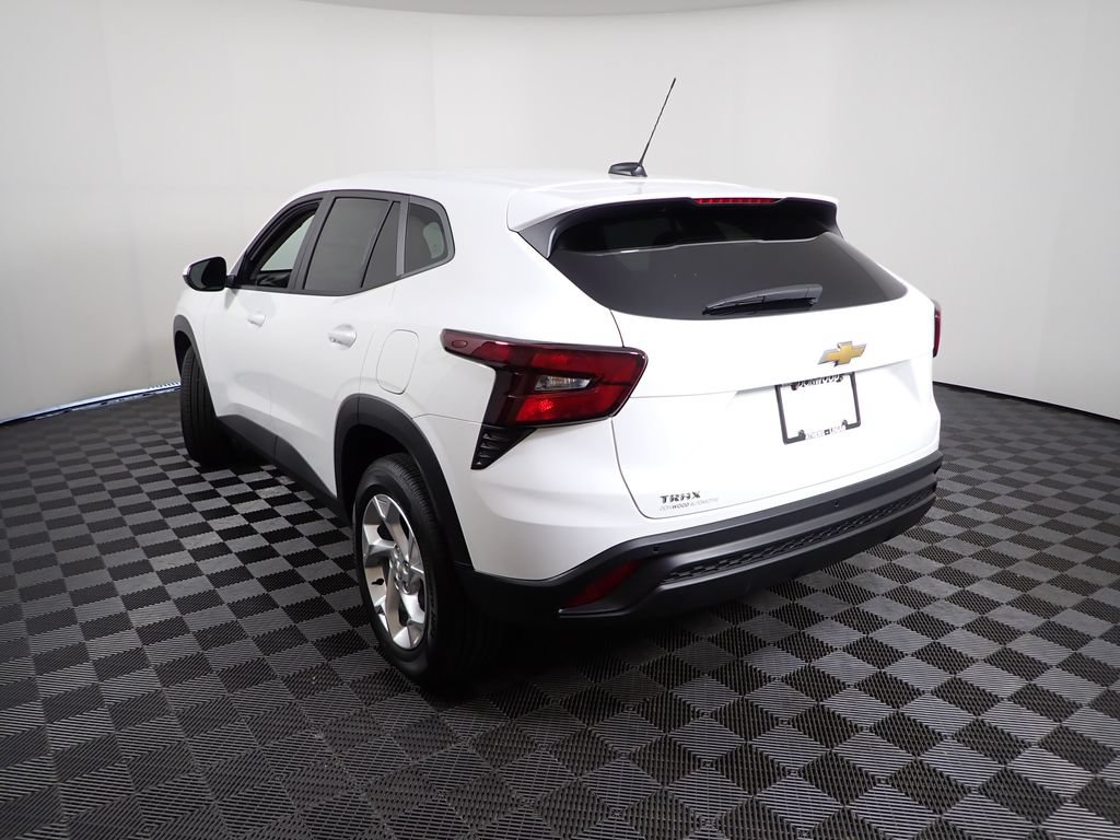 New 2026 Chevrolet Trax LS w/ LS Convenience Package FWD image 12